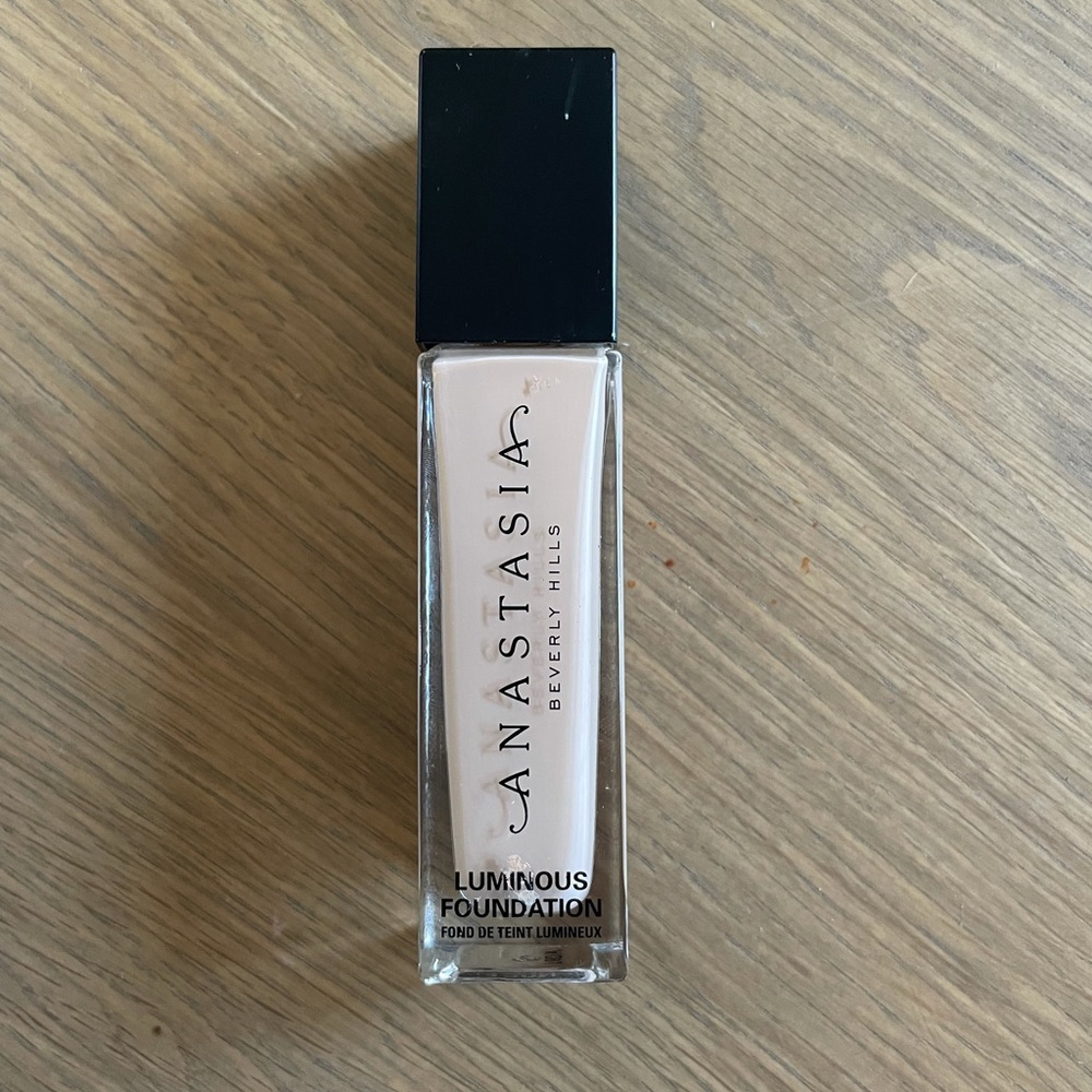 Anastasia Luminous Foundation 130N